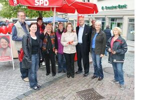 Heike Baehrens, Heidi Merk und Herbert Schmalstieg besuchten zusammen mit Annette Sawade unseren samstäglichen Stand 