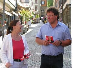 Annette Sawade und Ortsvereinsvorsitzender Michael Wanner in der Fußgängerzone in Schwäbisch Hall