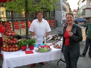 Annette Sawade und Achim Hoyer mit den roten Leckereien