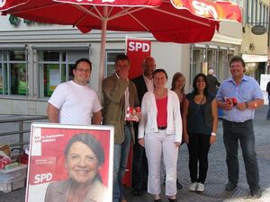 Helfer des Infostandes mit Annette Sawade